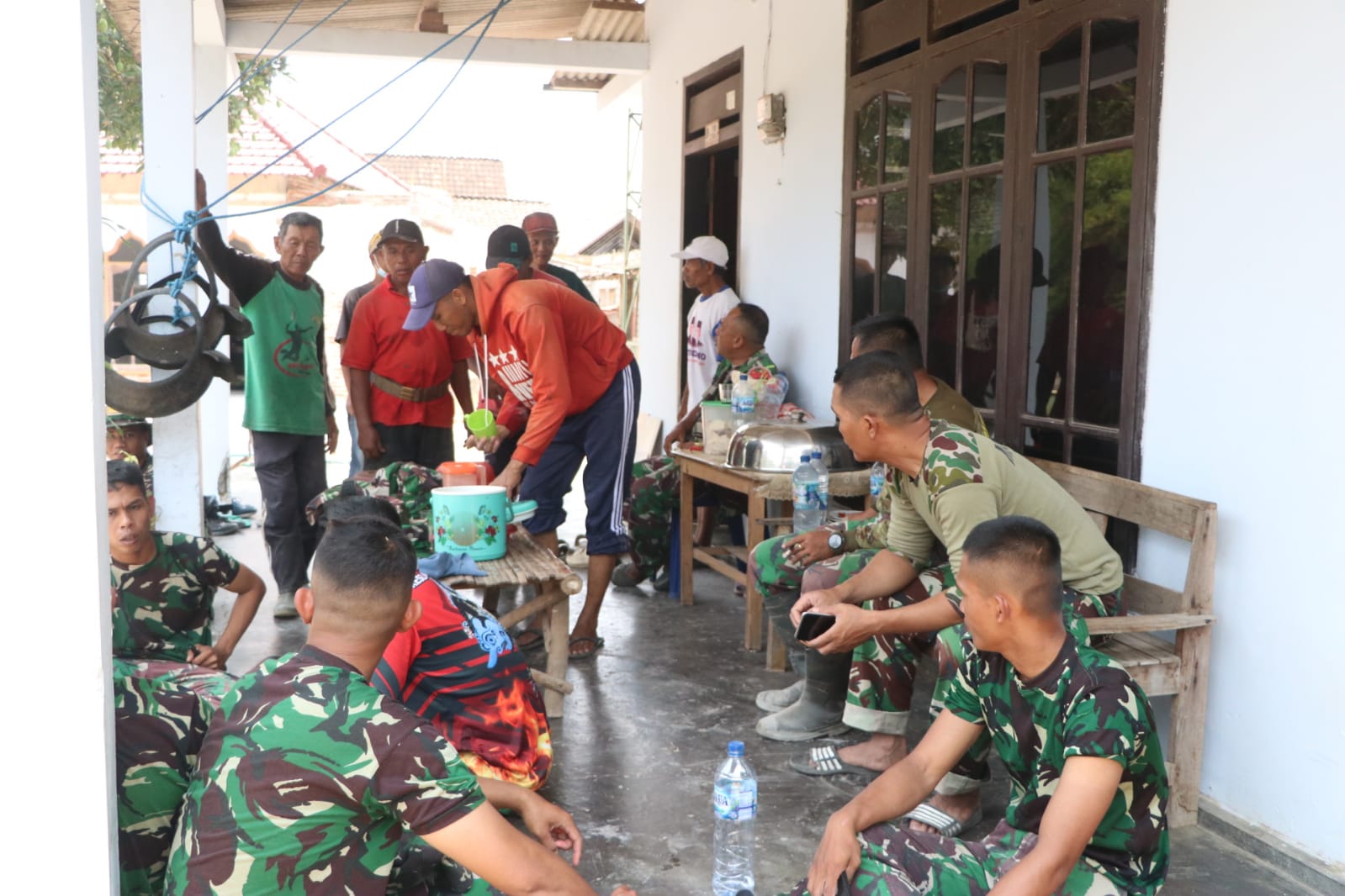 Momen Santai di TMMD ke-130: Tentara dan Warga Ciptakan Kehangatan Sosial