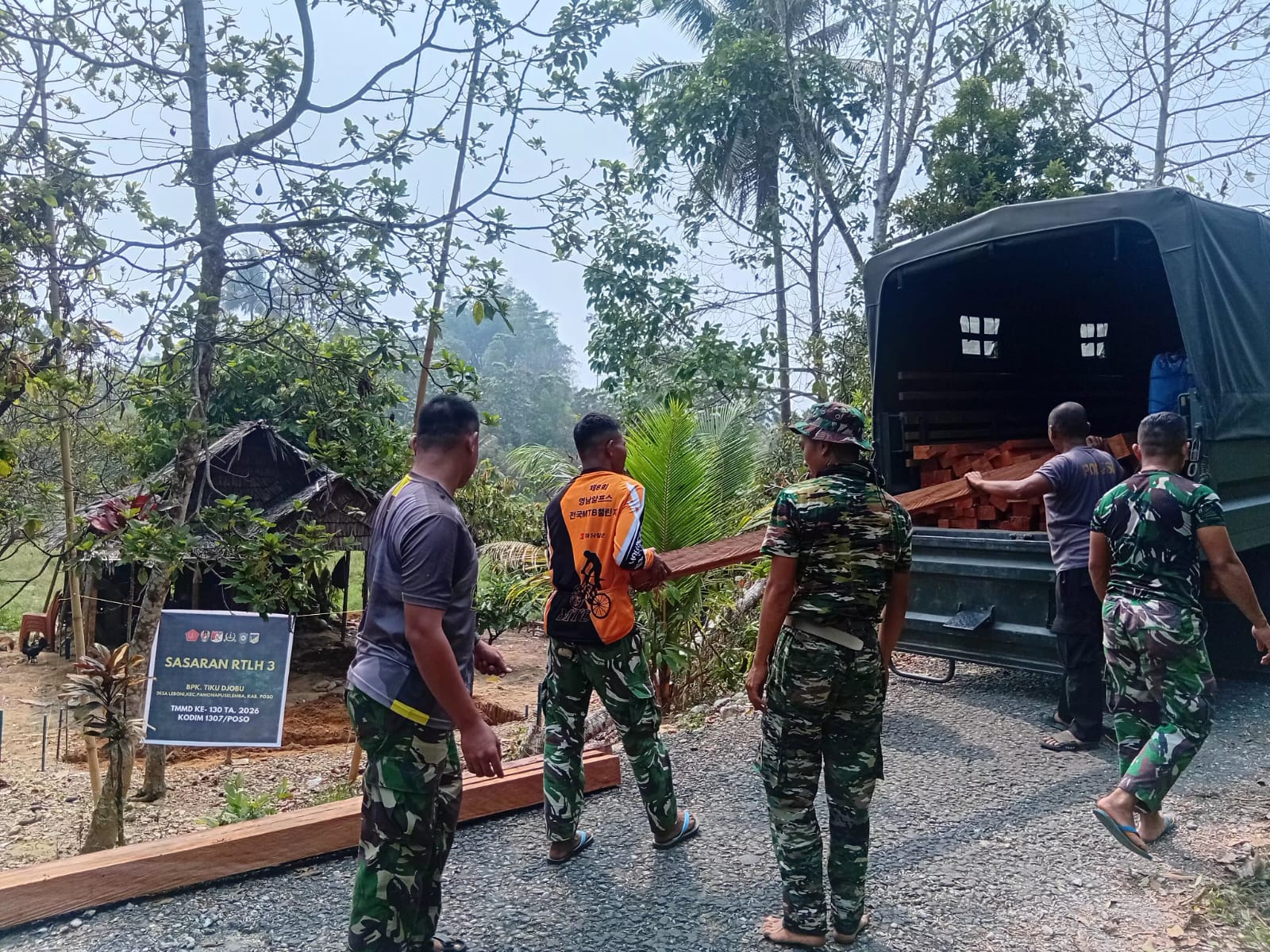 Satgas TNI Gelar Aksi Sosial untuk Perbaikan Rumah di Desa Leboni