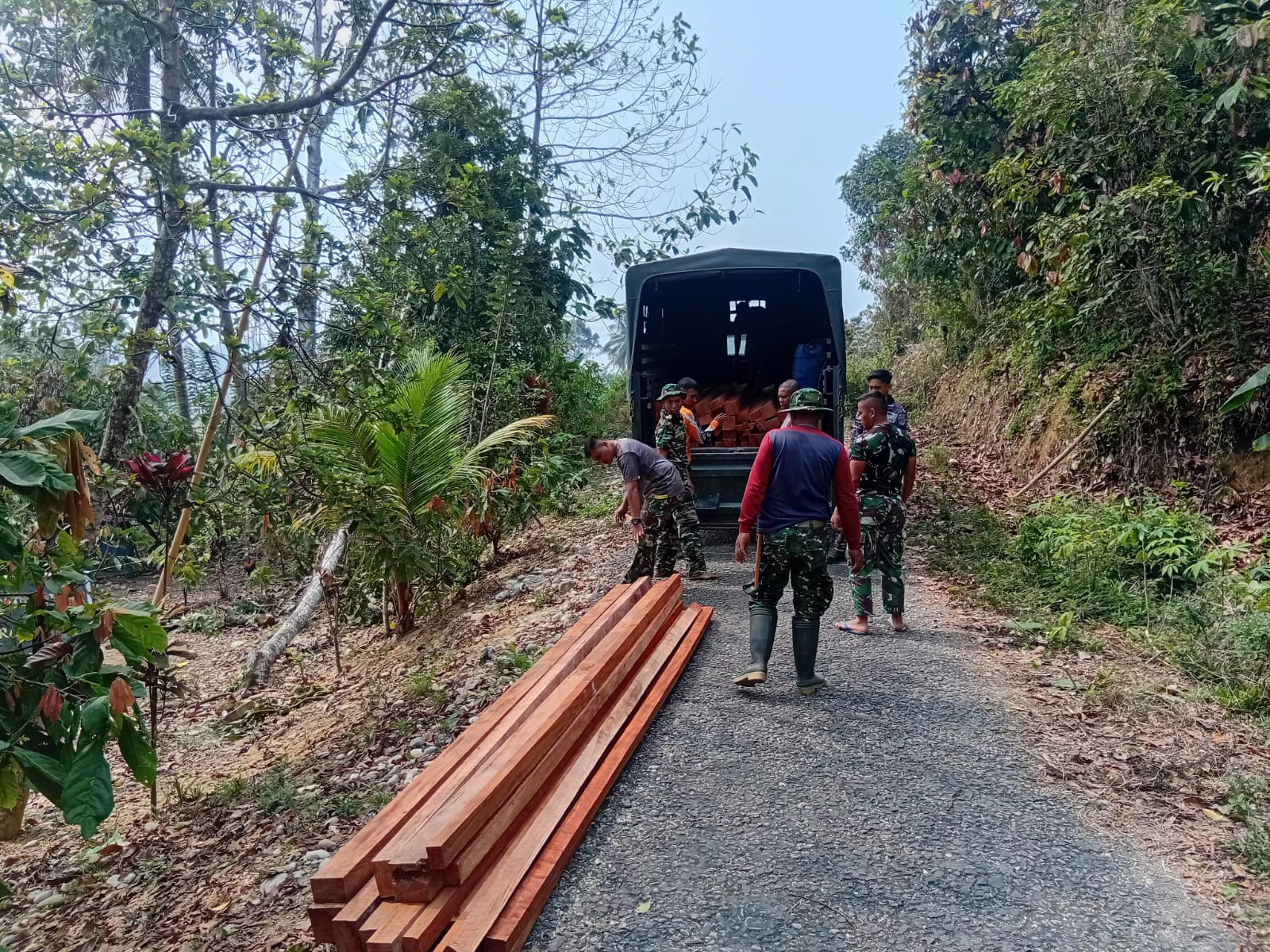 Warga Leboni dan TNI Kolaborasi dalam Penyaluran Material Renovasi Rumah Bapak Tuku