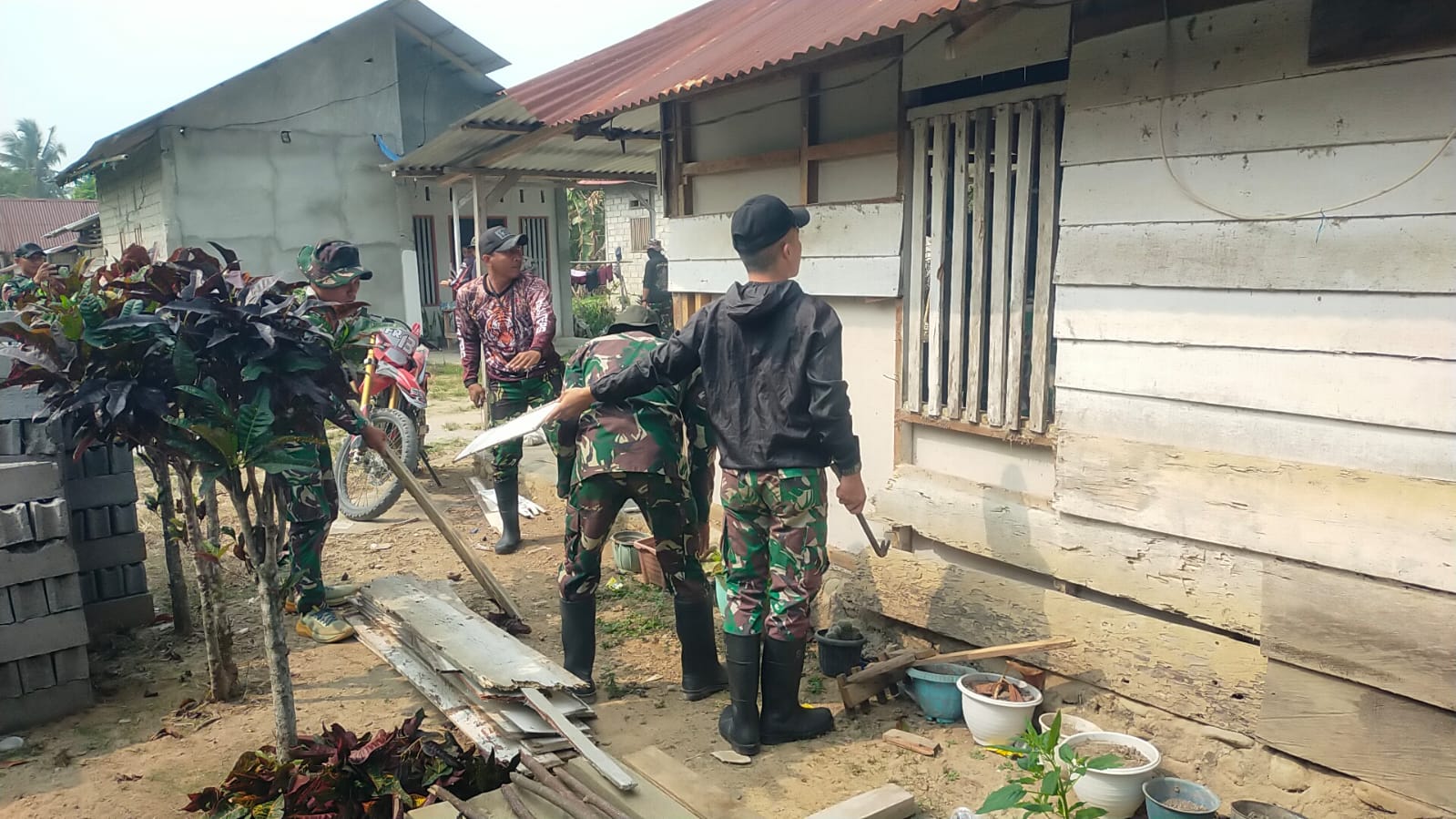 Satgas TNI Manunggal Membangun Desa Awali Perbaikan Rumah di Desa Soe