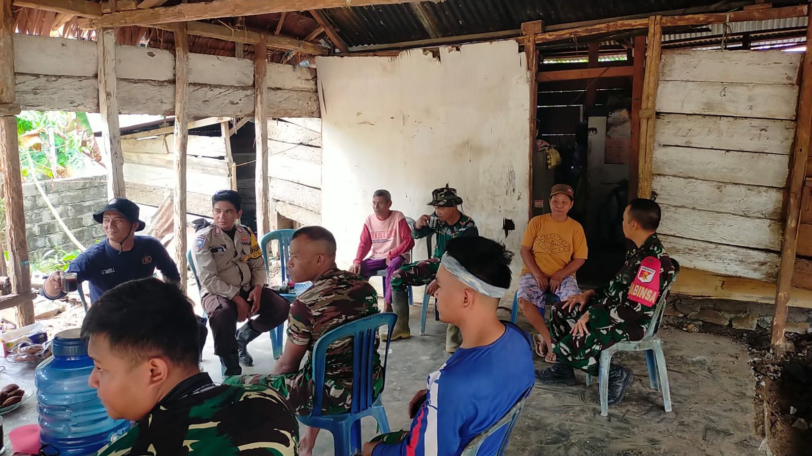 Membangun Kebersamaan, Satgas TMMD ke-130 Berkomunikasi Santai dengan Warga