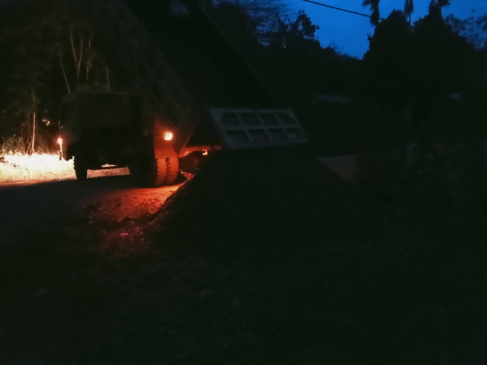 Satgas TMMD Kodim 1808/Mansel Teruskan Pengangkutan Material Dalam Suasana Malam