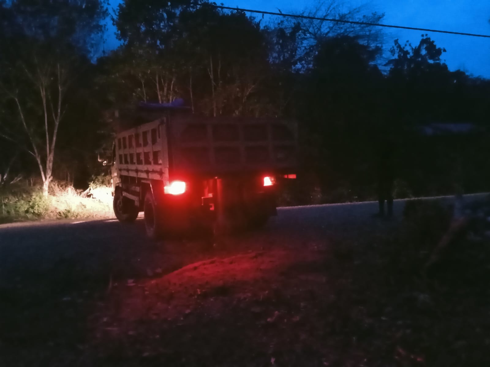 Dedikasi Malam Anggota Satgas TMMD Kodim 1808/Mansel untuk Pembangunan Desa Yamboi
