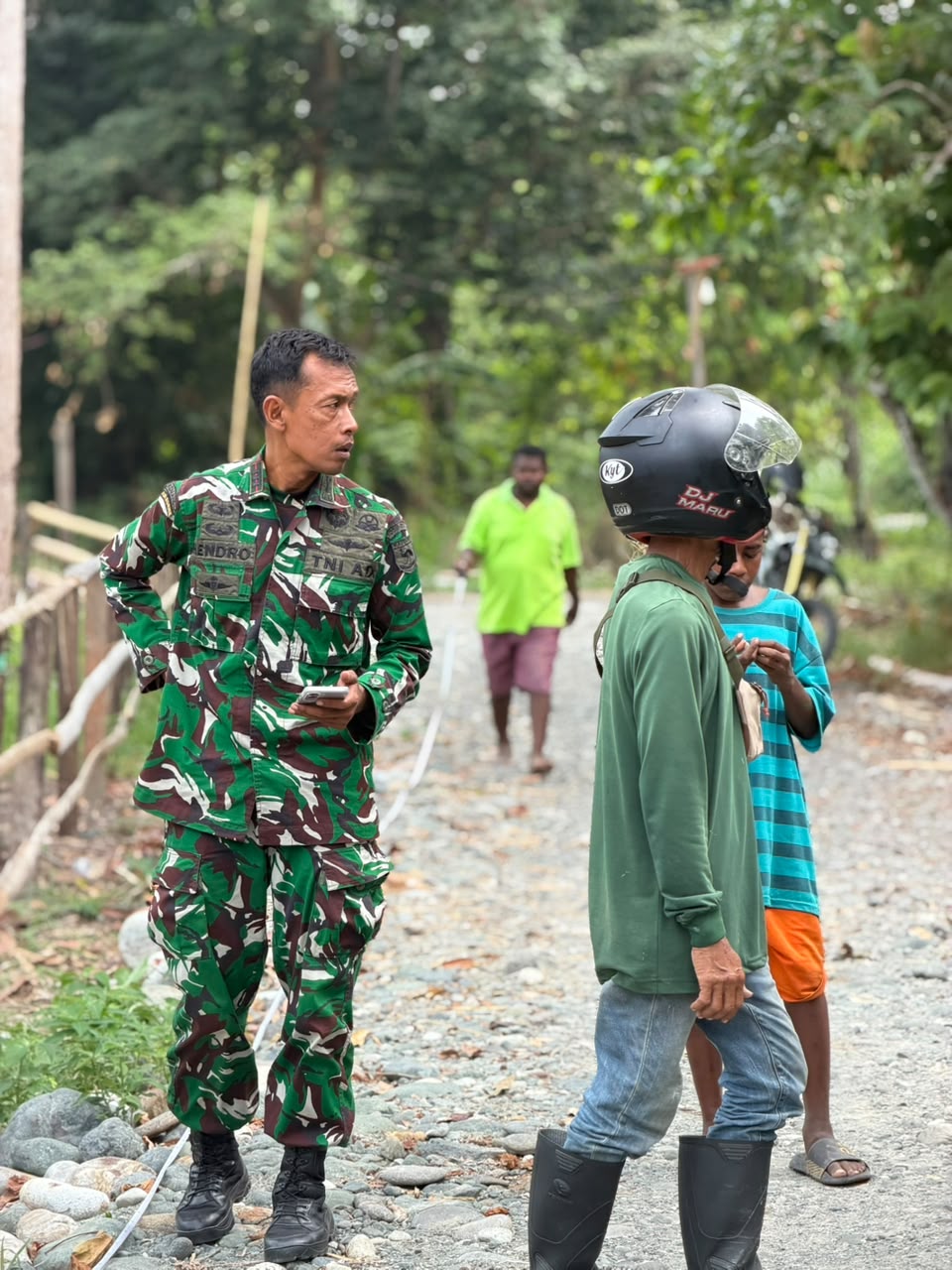 Kapten Inf Hendro Kunjungi Lokasi Proyek Jalan Akses TMMD ke-130 untuk Sosialisasi