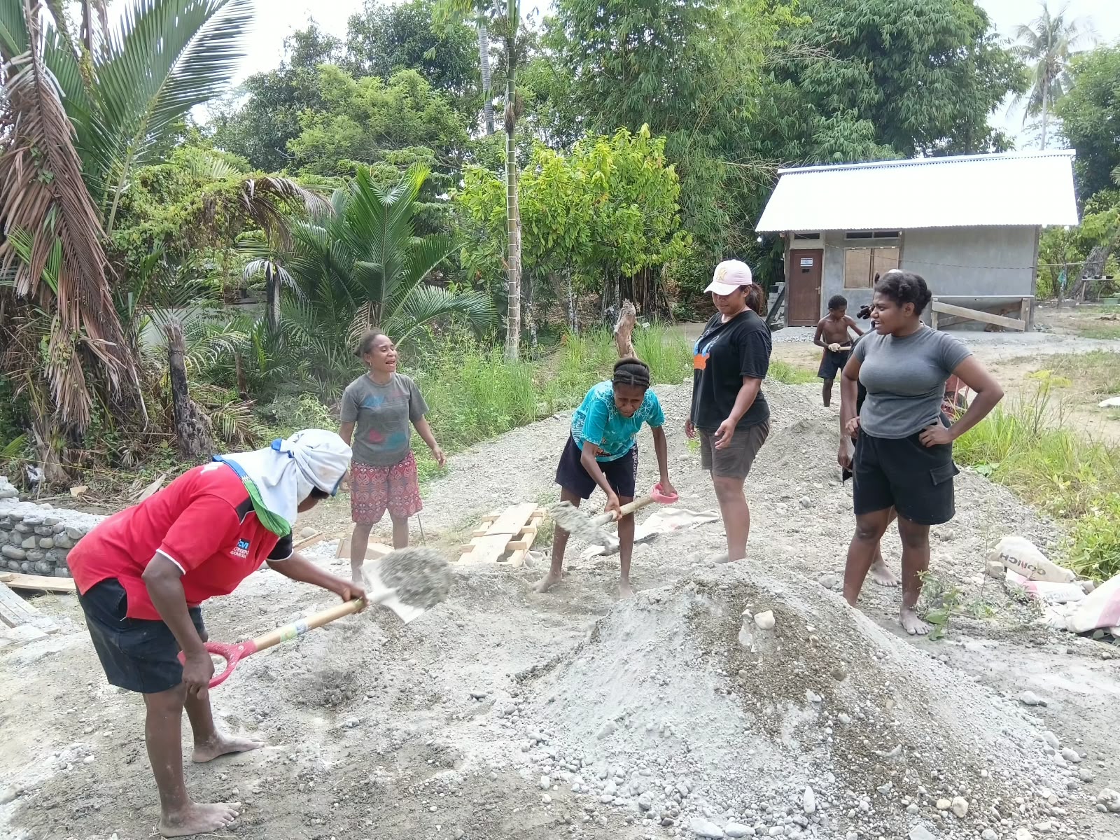 Mama Papua: Wujudkan Semangat Gotong Royong dalam Pembangunan TMMD di Ransiki