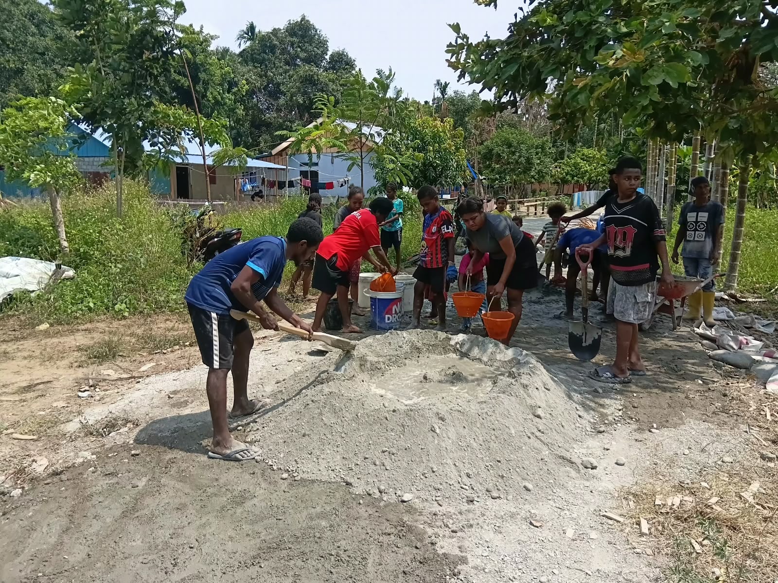 TMMD ke-130: Kebersamaan TNI dan Mama Papua Meriahkan Proyek Pembangunan