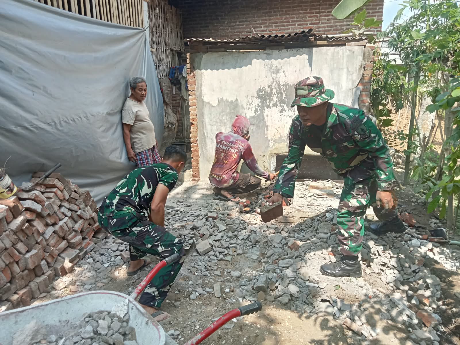 Langkah Awal Renovasi Hunian Suparlan oleh Satgas TMMD di Tulungagung