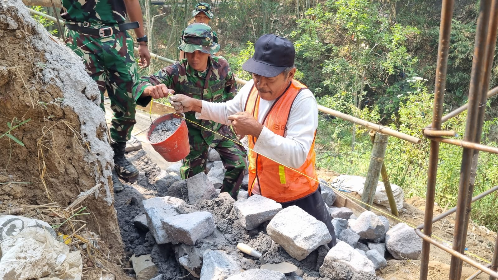 Pak Darto dan Satgas TMMD 130 Bersinergi Ciptakan Lindungan bagi Desa Taji