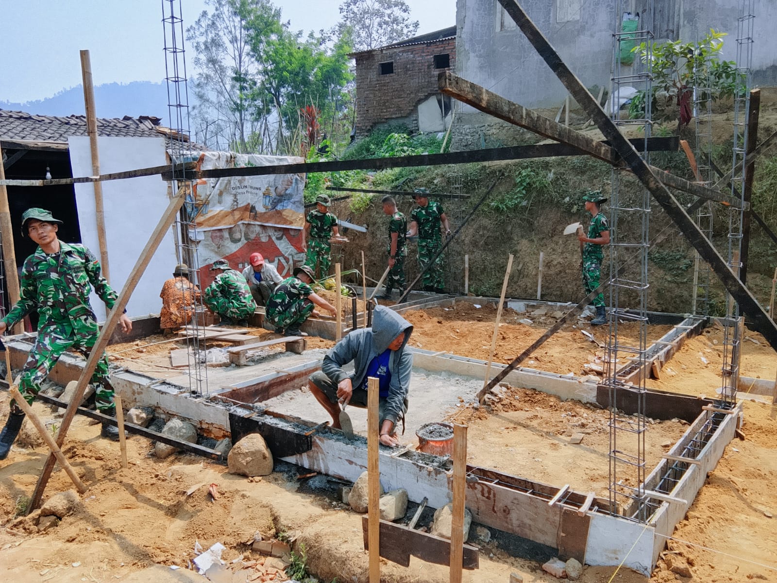 Satgas TMMD Perkuat Rumah Bapak Nanang Melalui Pembangunan Pondasi Berkualitas di Malang