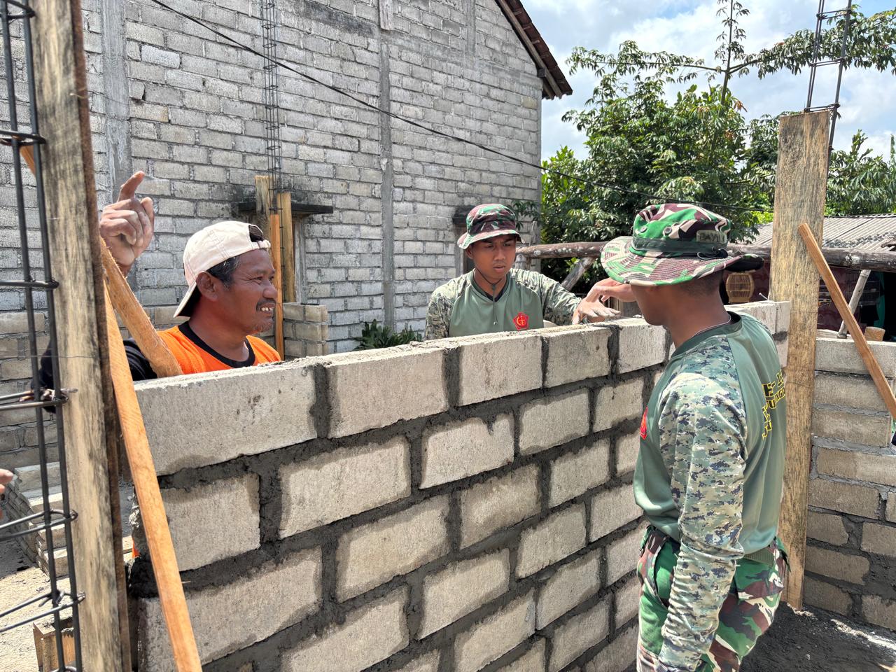Agus Suwandi bergotong royong dalam proyek rumah bersama dukungan TNI