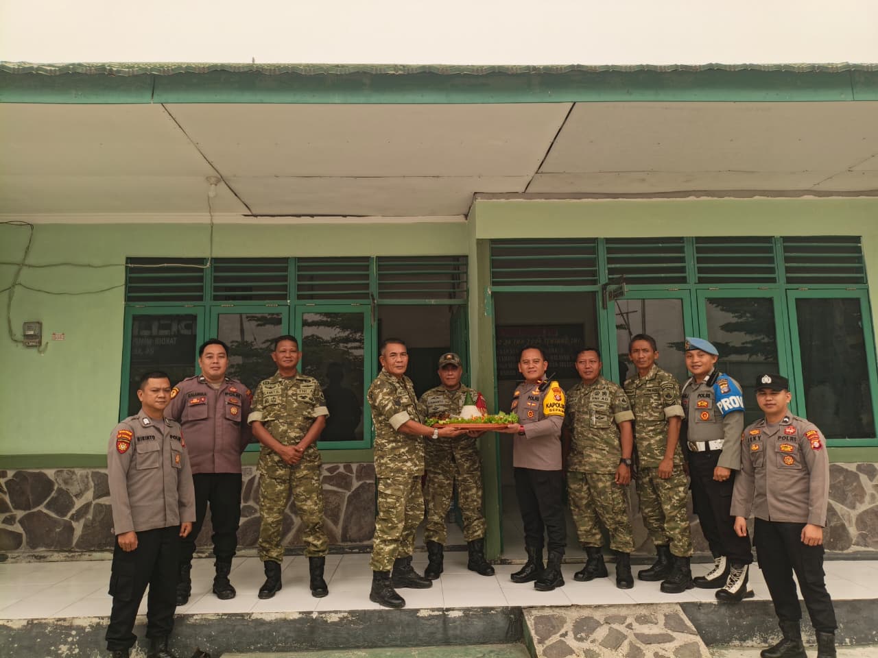 Koramil 1018-01/Sepang Terima Tumpeng Istimewa dalam Memperingati HUT TNI