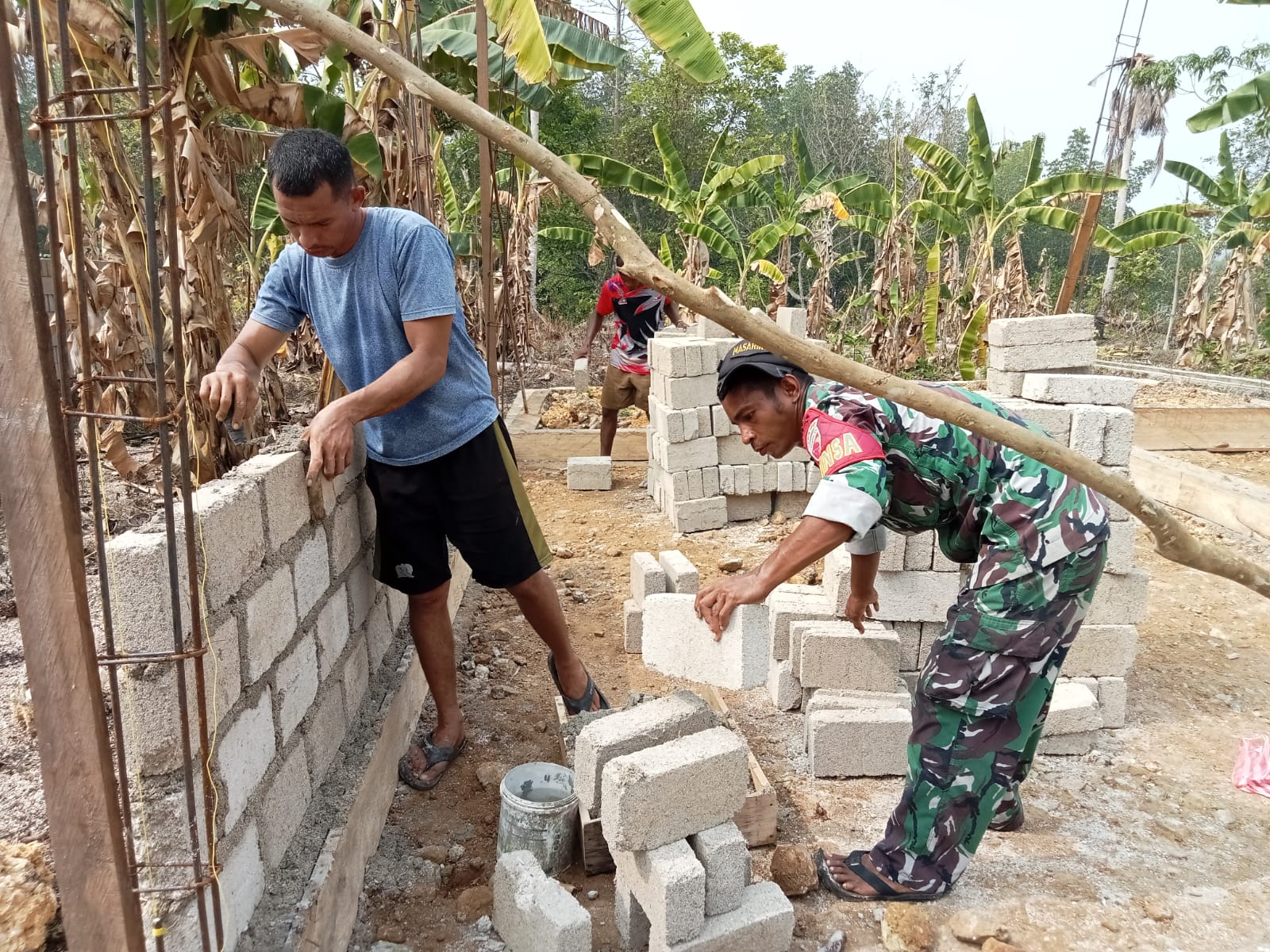 Gotong Royong Warga dan TNI Wujudkan Hunian Layak di Desa Yang
