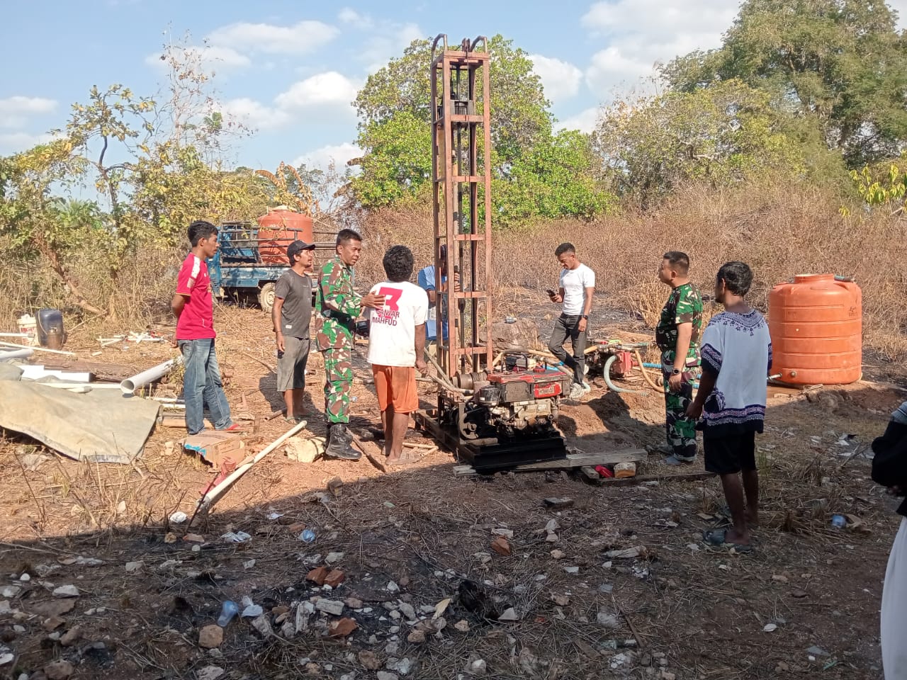 Kesinergian TNI dan Masyarakat Ciptakan Solusi Air Bersih di Kawite-Wite