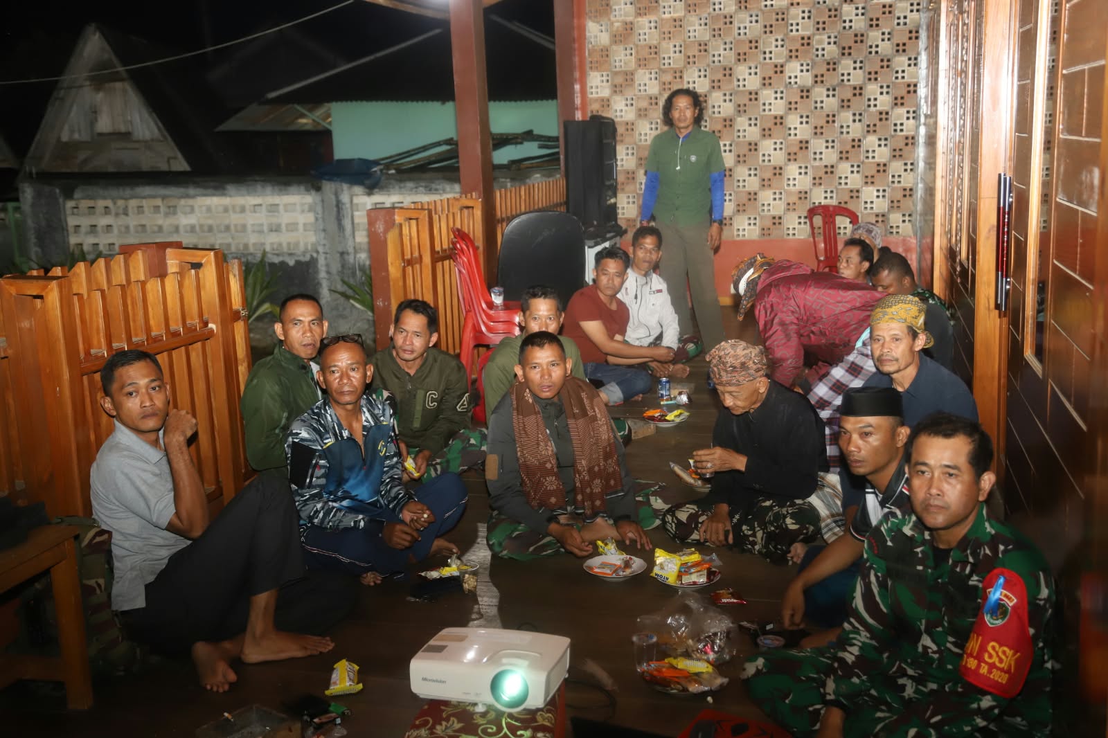 Kegiatan Nonton Bareng TNI Bersama Warga Citorek Barat Ciptakan Suasana Hangat
