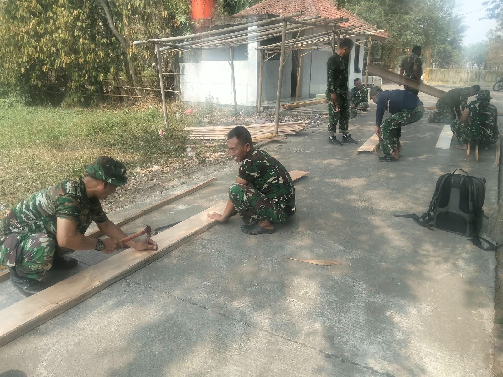 Upaya Bersama Satgas TMMD ke-130 Siapkan Bekisting di Desa Sumur Bandung