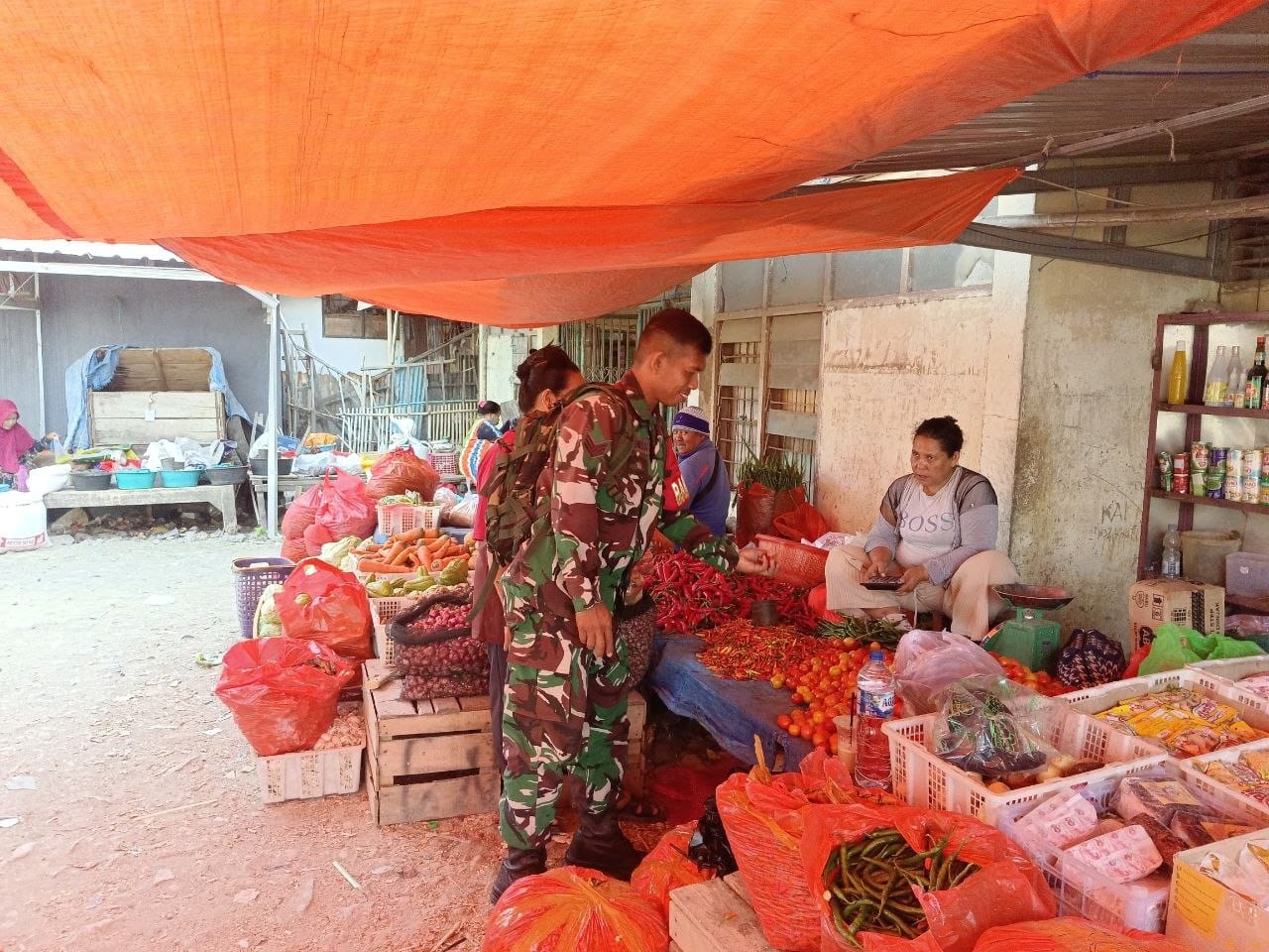 Babinsa Pajalele Awasi Harga Pokok untuk Mencegah Lonjakan di Sidrap