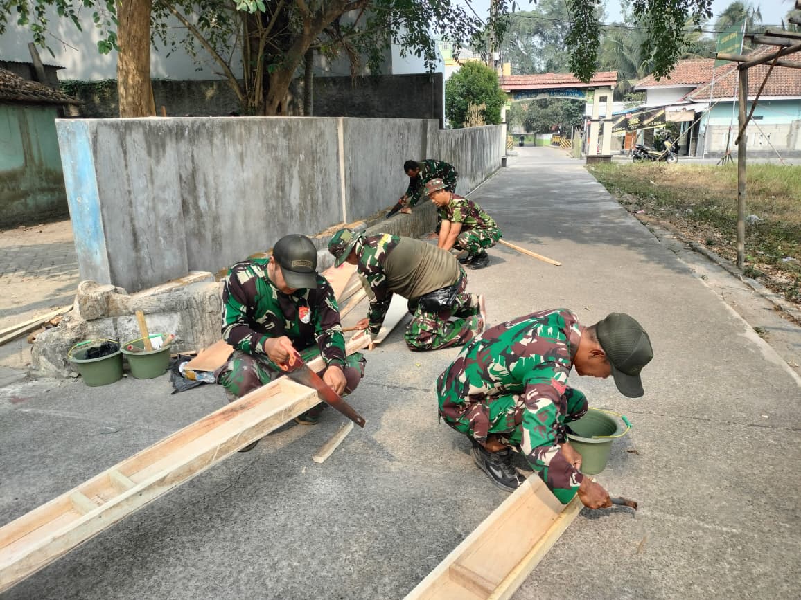 Kodim 0510/Tigaraksa aktifkan pembangunan bekisting untuk TMMD di Sumur Bandung