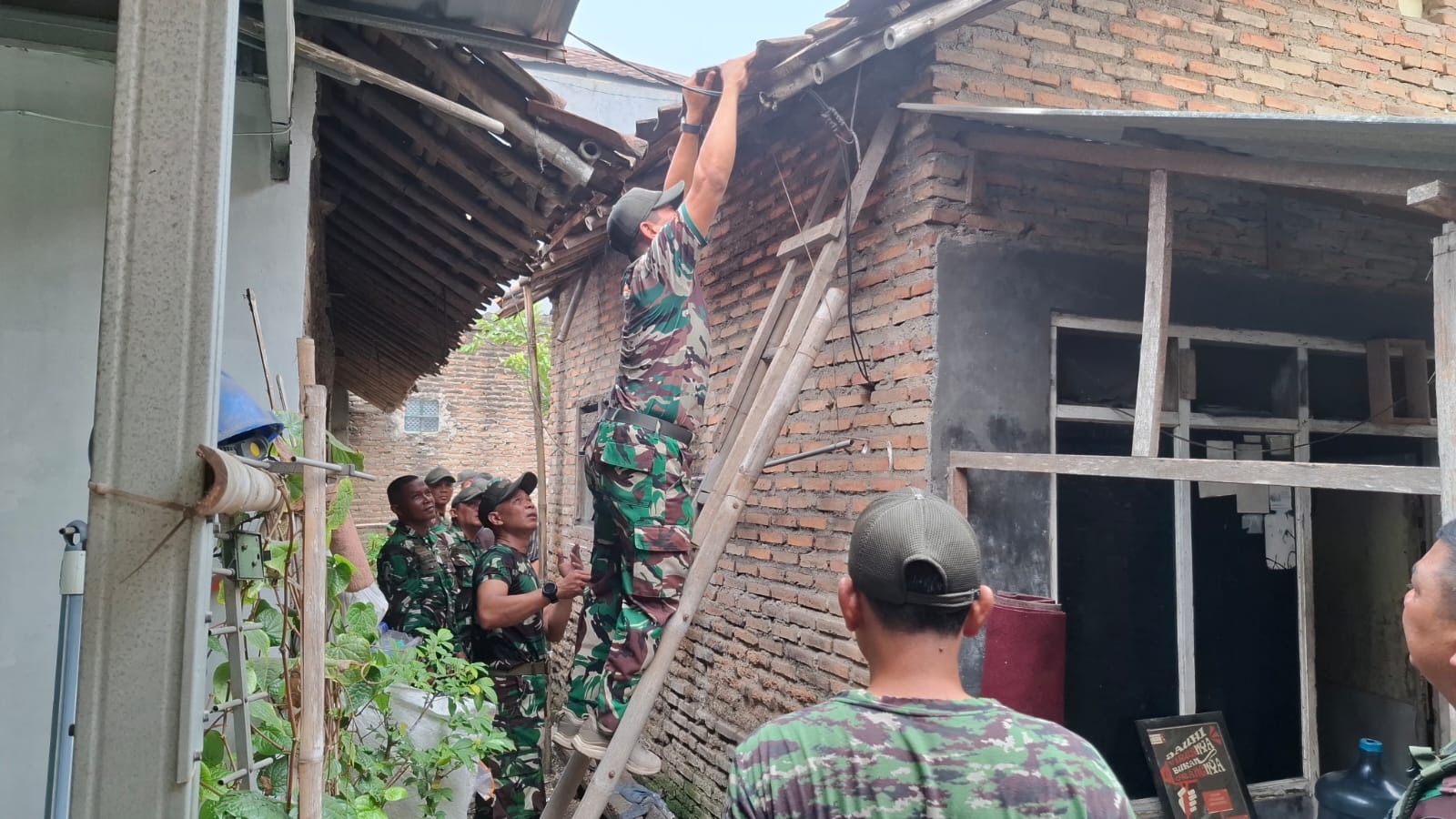 Satgas TMMD 130 Percepat Perbaikan Rumah Warga di Desa Sumur Bandung