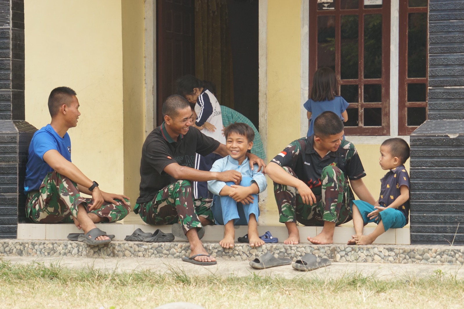 Anak-Anak Kandang Limun Rayakan Keberadaan Prajurit TMMD dengan Riang Gembira
