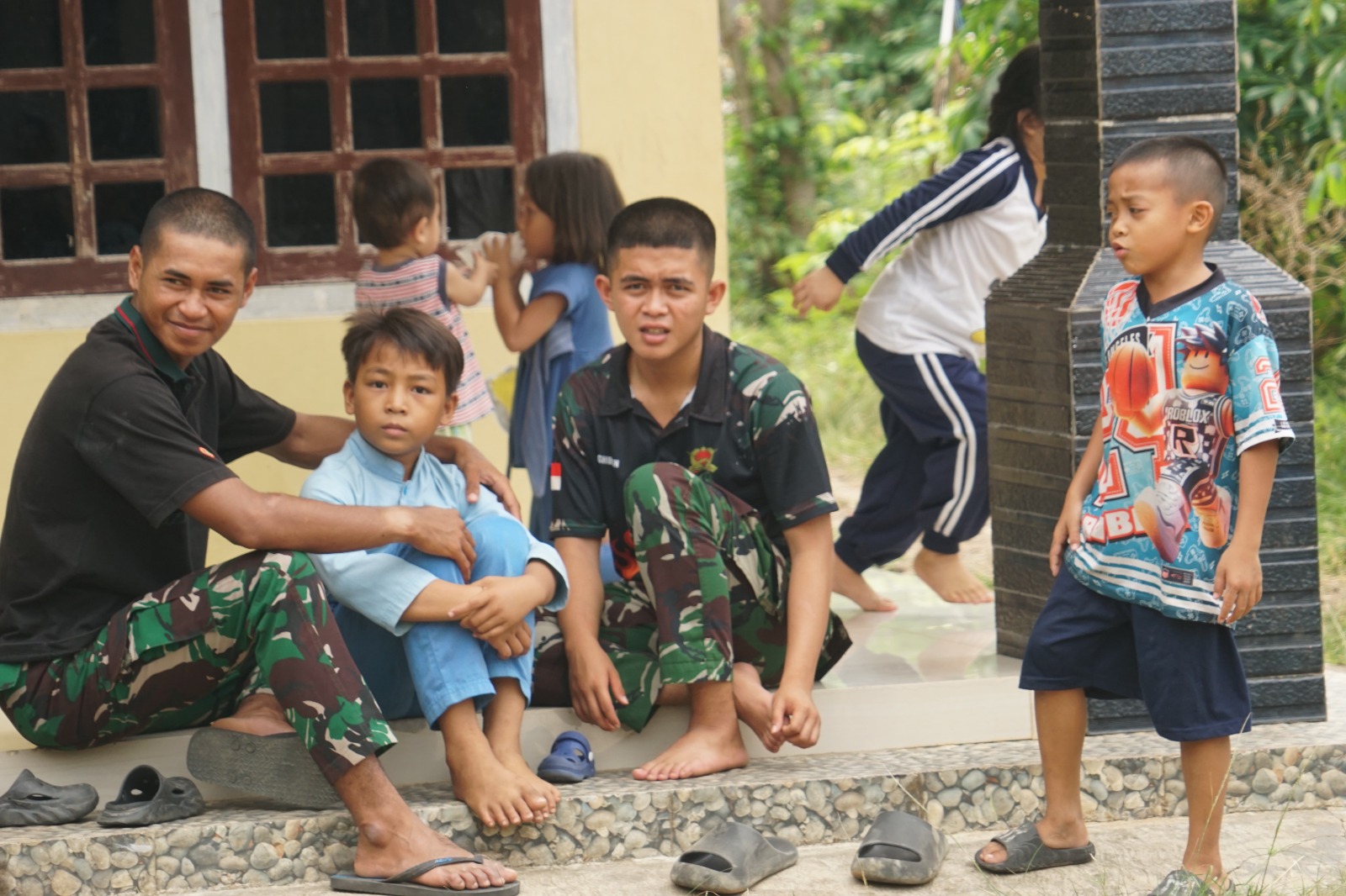 Suasana Ceria Anak-Anak Saat Tim TMMD Hadir di Kandang Limun