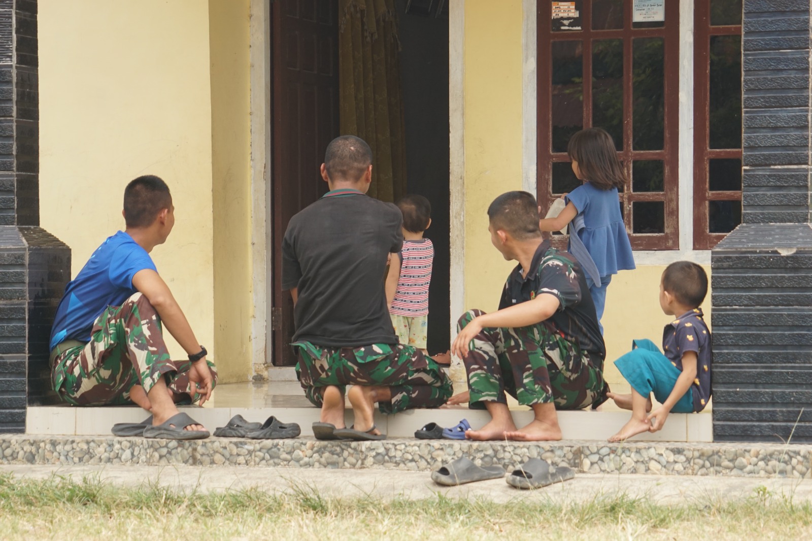 Anak-anak Kandang Limun Sambut TNI dengan Keceriaan dan Persahabatan