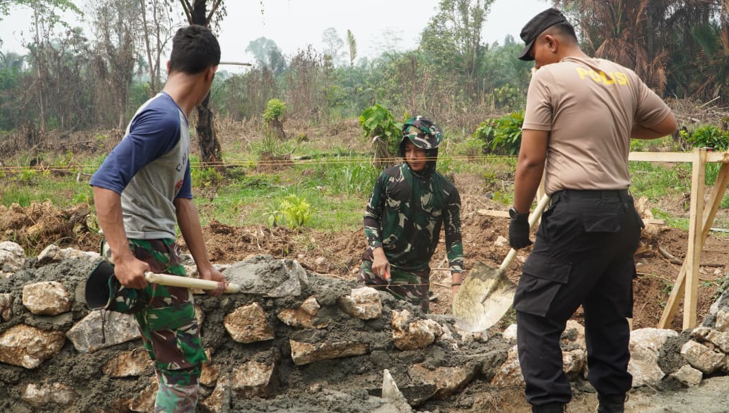 TNI dan Polri Bersatu Membangun Masyarakat Melalui TMMD di Luwu Timur