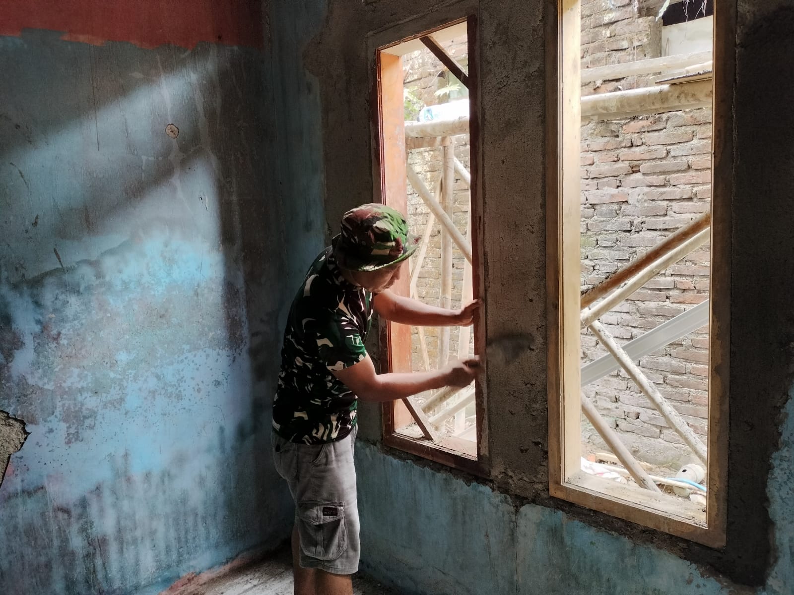 Satgas TNI Berikan Bantuan Pembangunan Hunian Layak di Desa Sumur Bandung