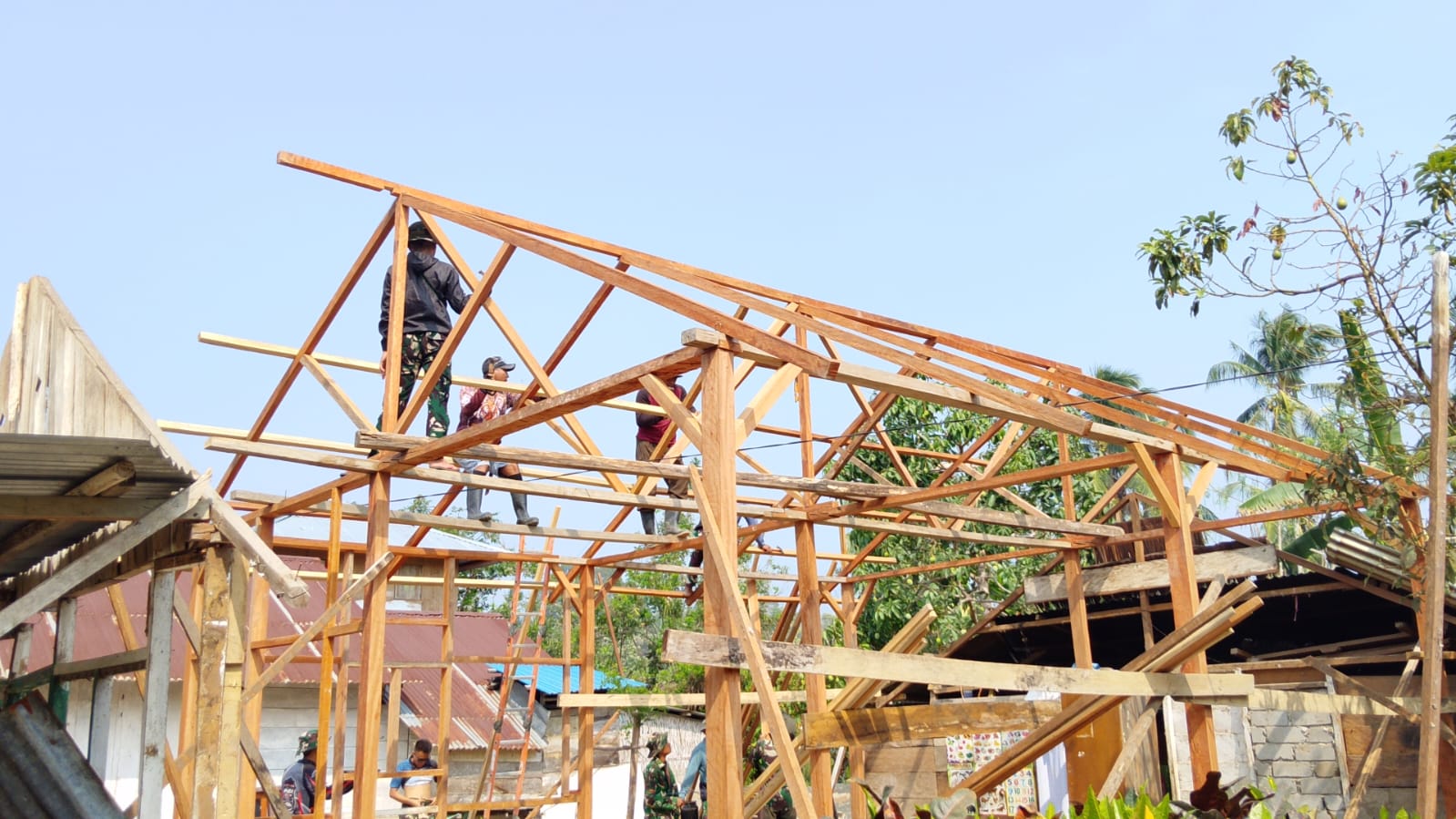 Kemajuan Proyek RTLH di Poso: Rangka Atap untuk Keluarga Arianto Atan Siap Dipasang