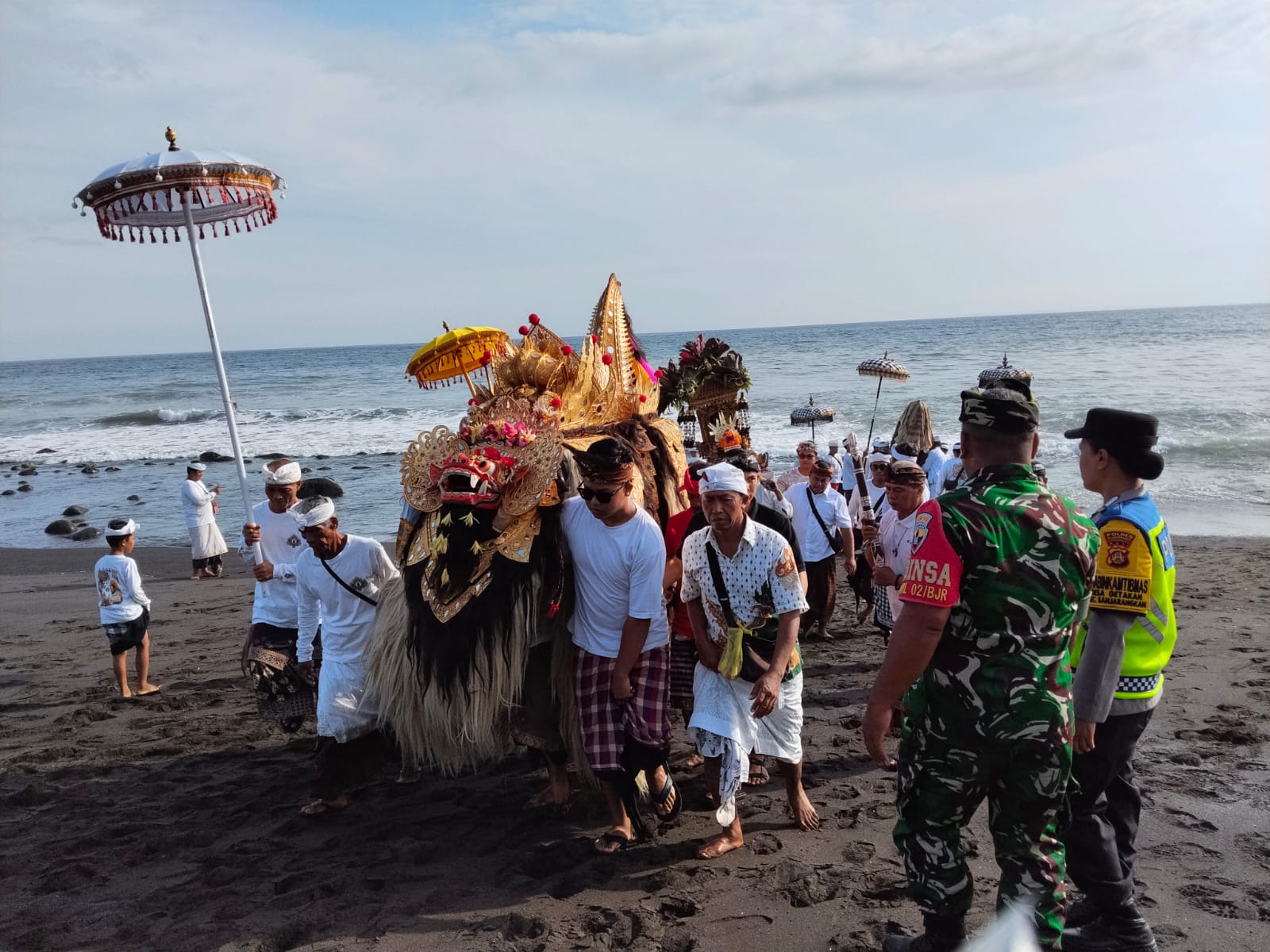 Keamanan Upacara Melasti di Getakan Melibatkan TNI dan Pecalang Bersinergi