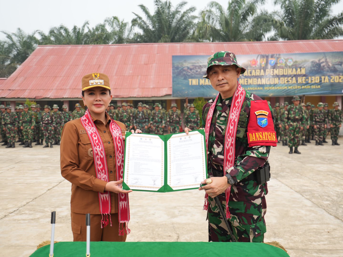 Bupati Landak Resmikan Program Pembangunan Desa Amboyo Selatan melalui TMMD ke-130