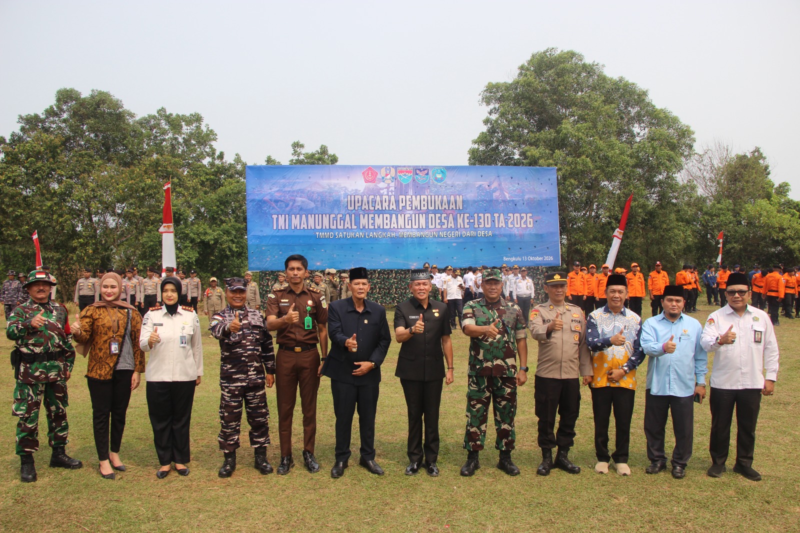 Warga Kandang Limun Bergotong Royong dalam Pembukaan TMMD ke-130 di Bengkulu