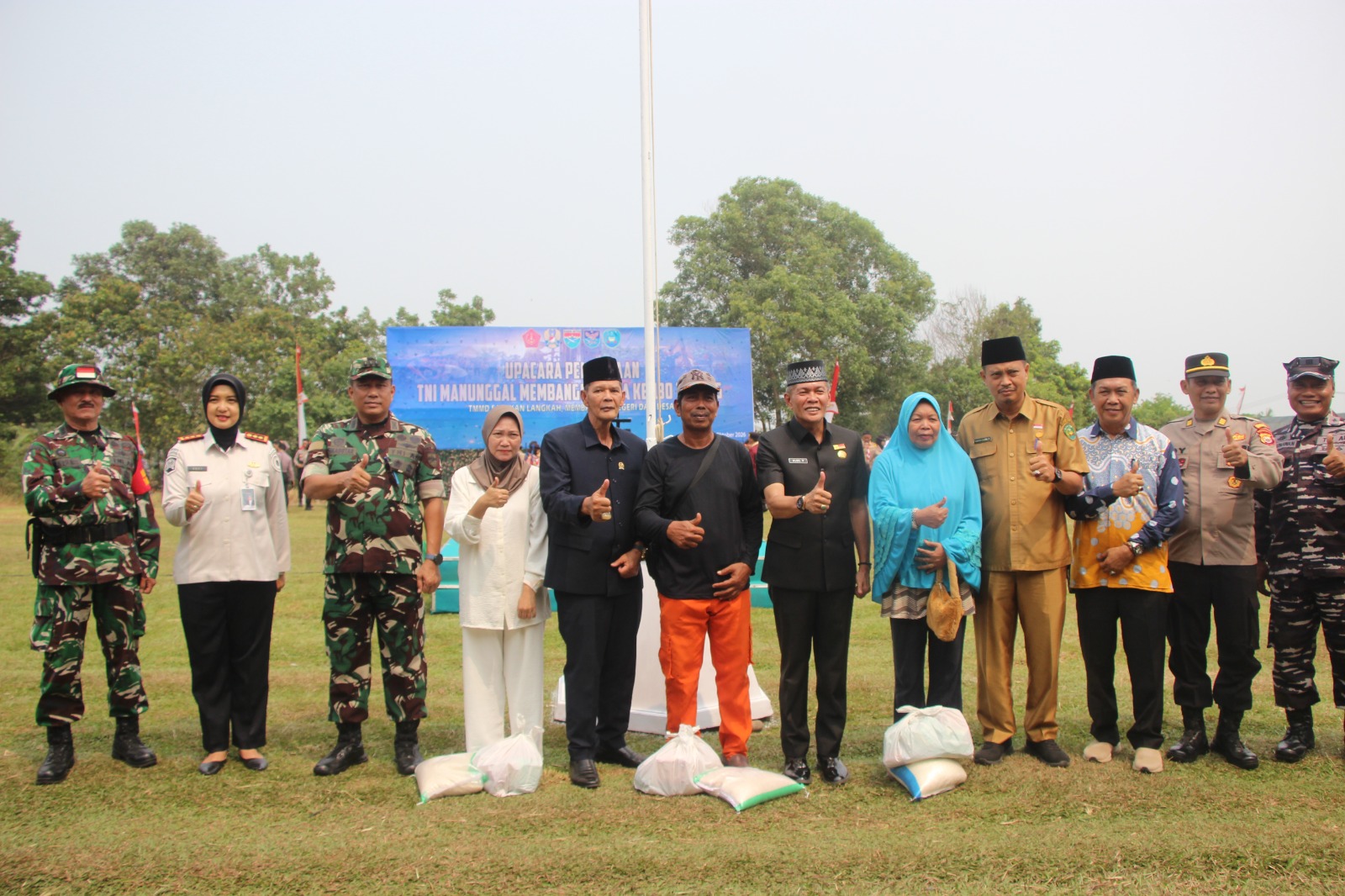 Pembukaan TMMD ke-130: Warga Kandang Limun Terima Bantuan Pangan dari TNI