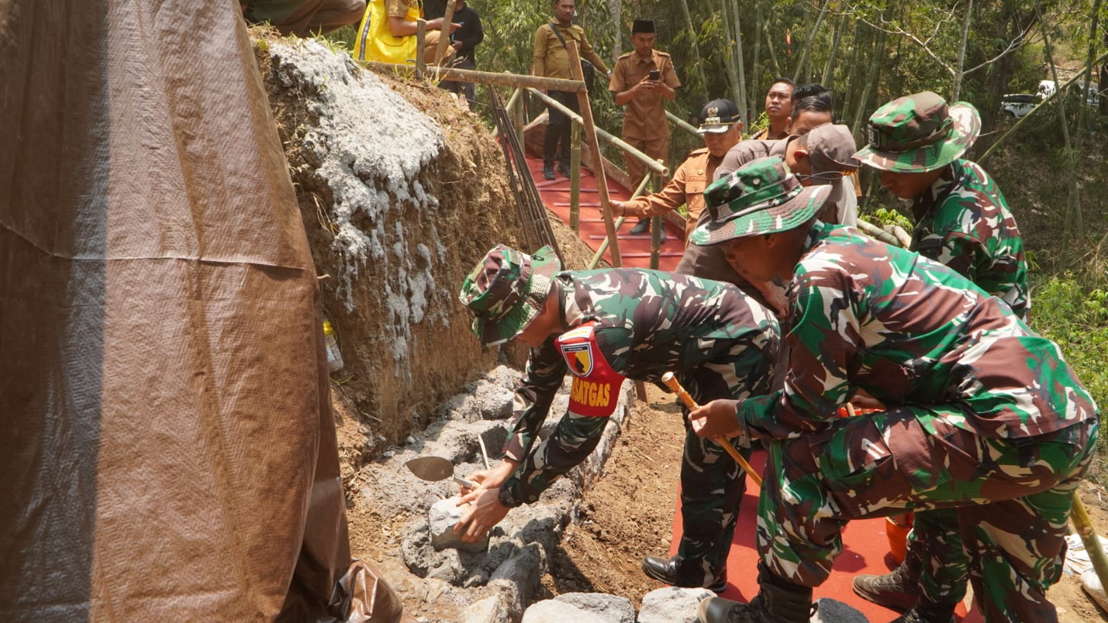 Bupati Malang Awali TMMD 130 dengan Peletakan Batu pada Proyek Dinding Penahan Tanah